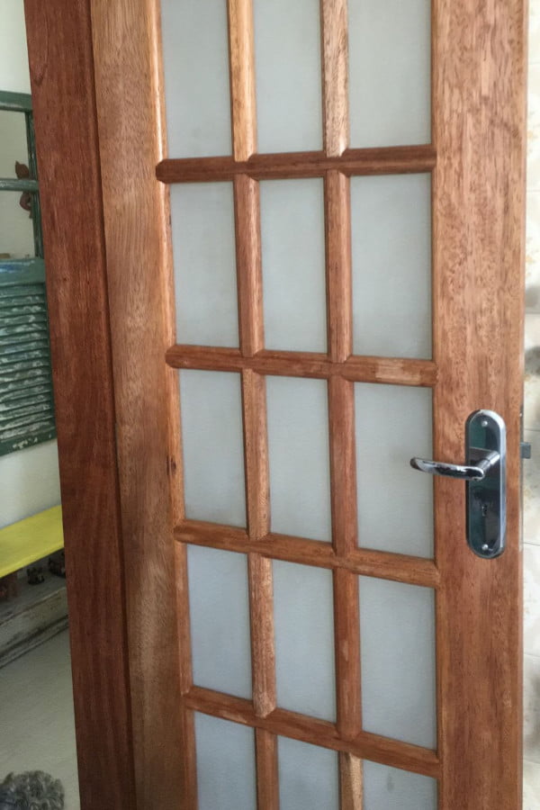 Porta de vidro articulada